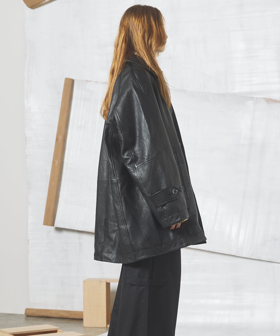【26AW PRE-ORDER】Grain Leather Prime-Over Front Button Single Raglan Half Coat