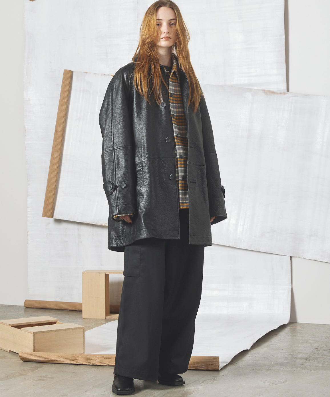 【26AW PRE-ORDER】Grain Leather Prime-Over Front Button Single Raglan Half Coat
