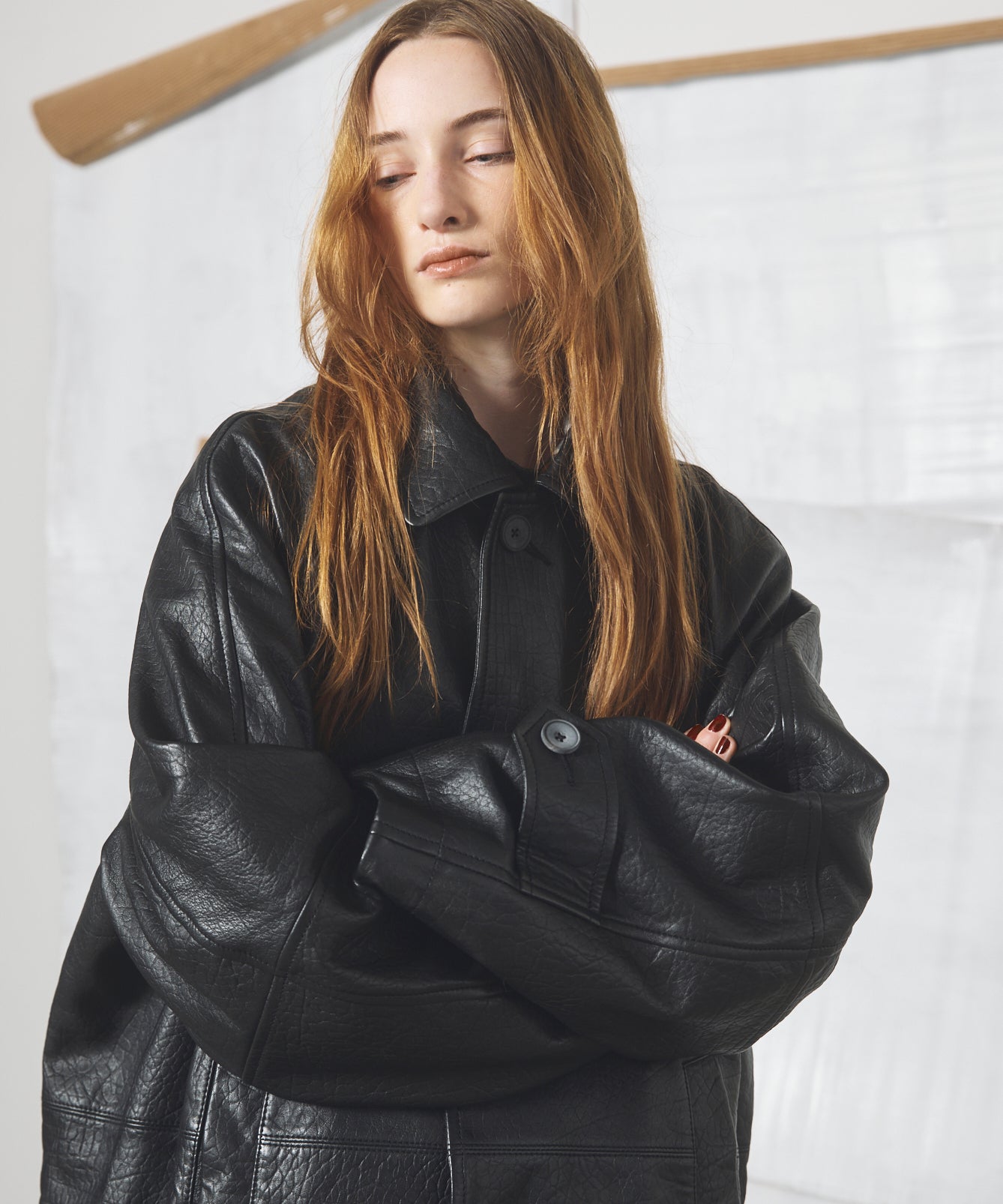 【26AW PRE-ORDER】Grain Leather Prime-Over Front Button Single Raglan Half Coat