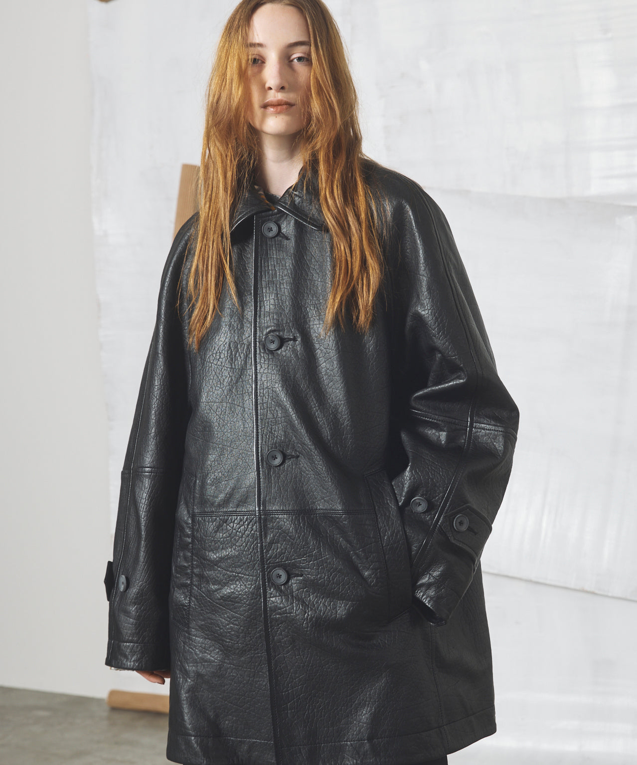 【26AW PRE-ORDER】Grain Leather Prime-Over Front Button Single Raglan Half Coat