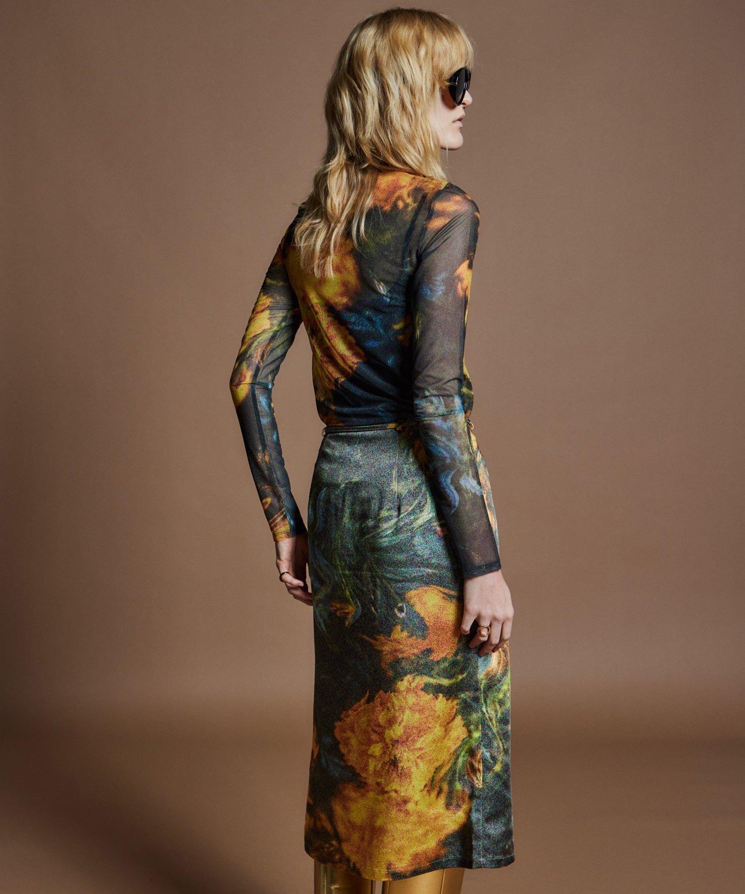 【26WINTER PRE-ORDER】DISTORTED BLOOM Logo Sheer Top