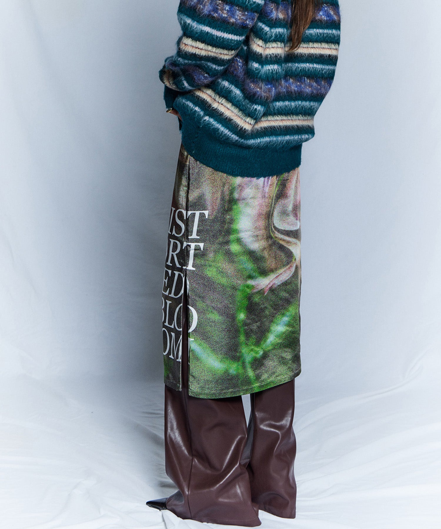 【26WINTER PRE-ORDER】DISTORTED BLOOM Logo Print Tight Skirt