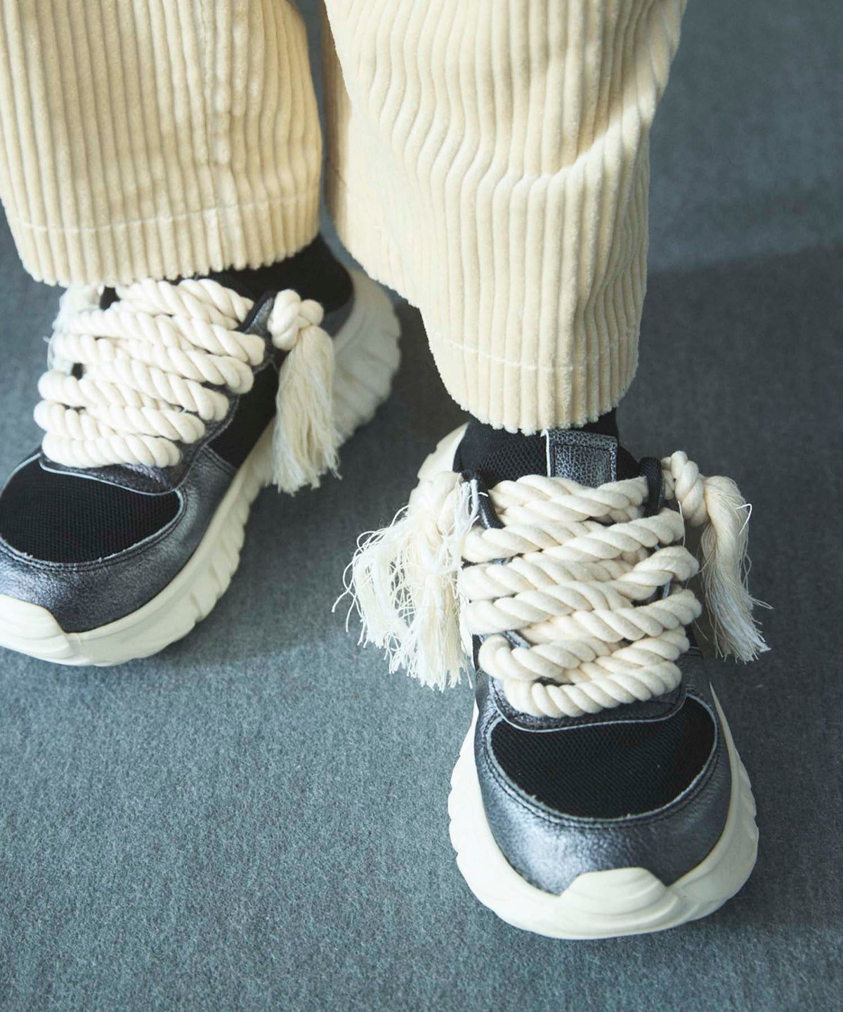 [SPECIAL SHOES FACTORY COLLABORATION] Plain Toe With Open Lacing Flat Slip-ons