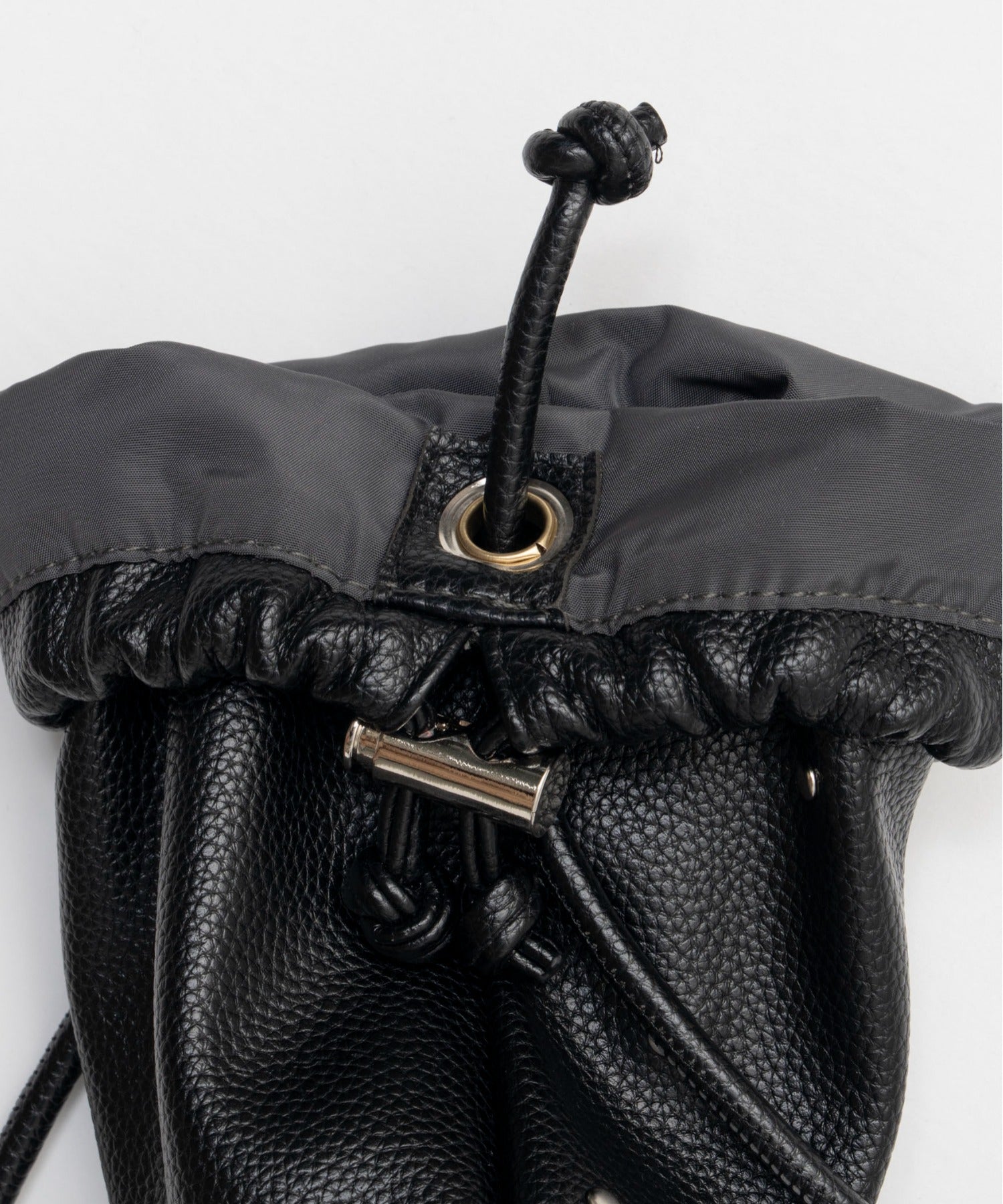 【PRE-ORDER】Studs Drawstring Mobile Tote Bag