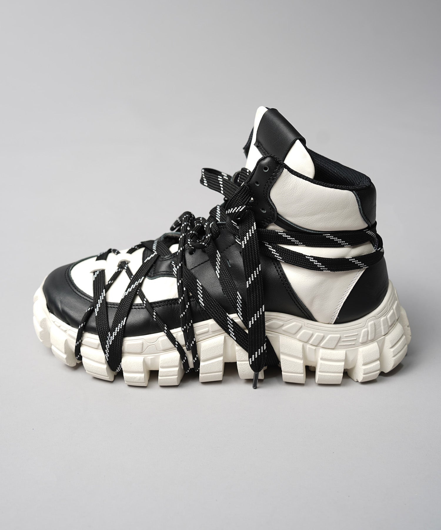 [SPECIAL SHOES FACTORY COLLABORATION] Rattling Sole Low-Cut Shoes