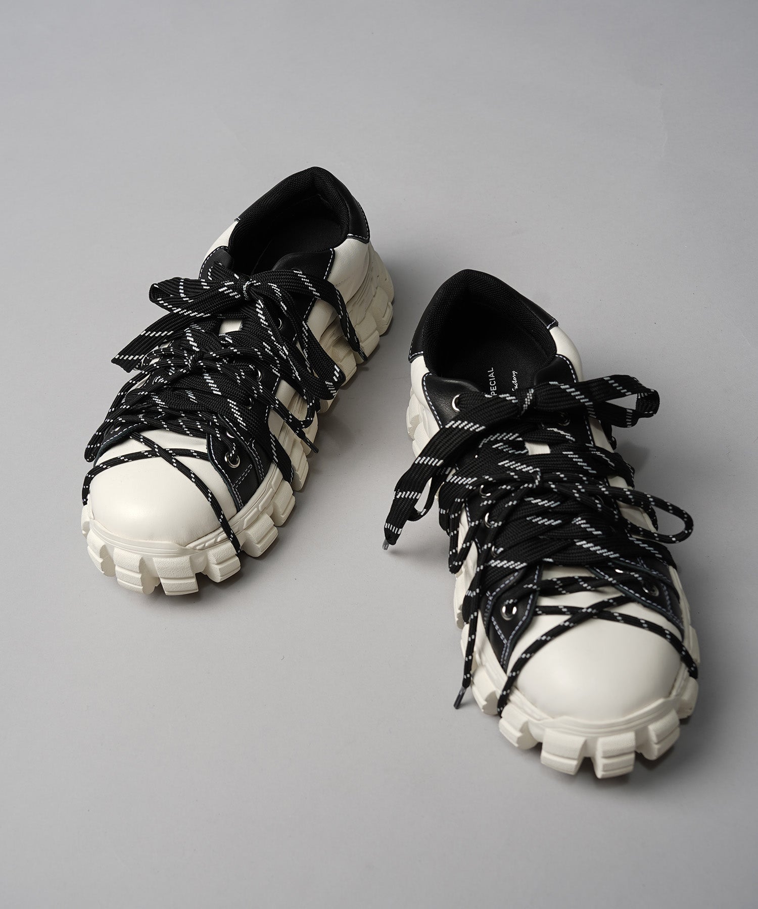 [SPECIAL SHOES FACTORY COLLABORATION] Rattling Sole Low-Cut Shoes