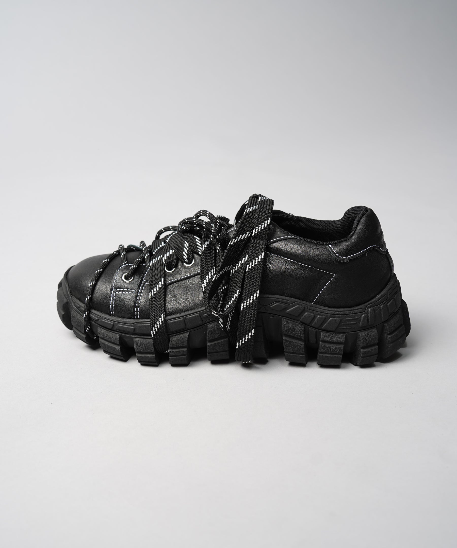 [SPECIAL SHOES FACTORY COLLABORATION] Rattling Sole Low-Cut Shoes