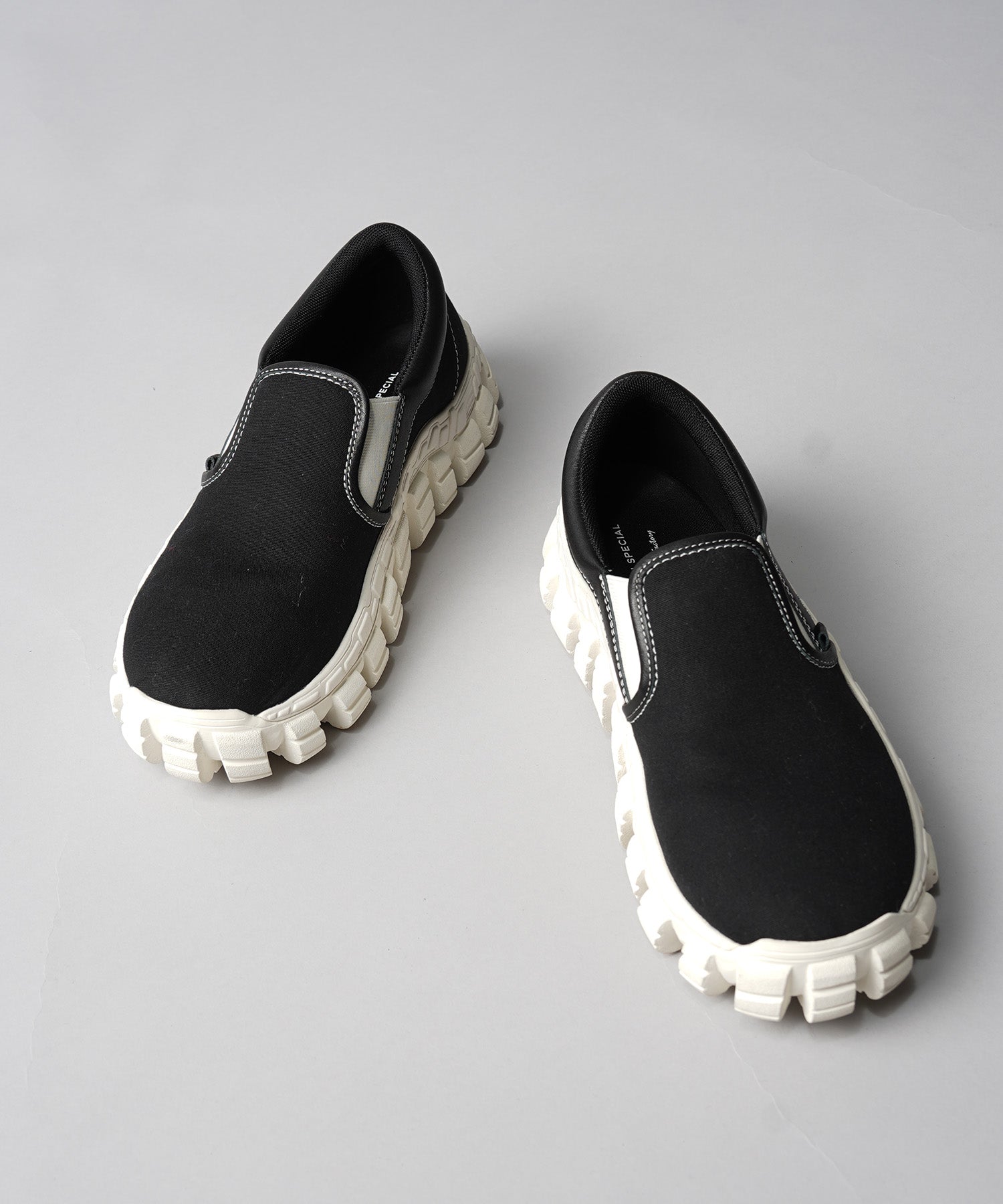 [SPECIAL SHOES FACTORY COLLABORATION] Rattling Sole Low-Cut Shoes