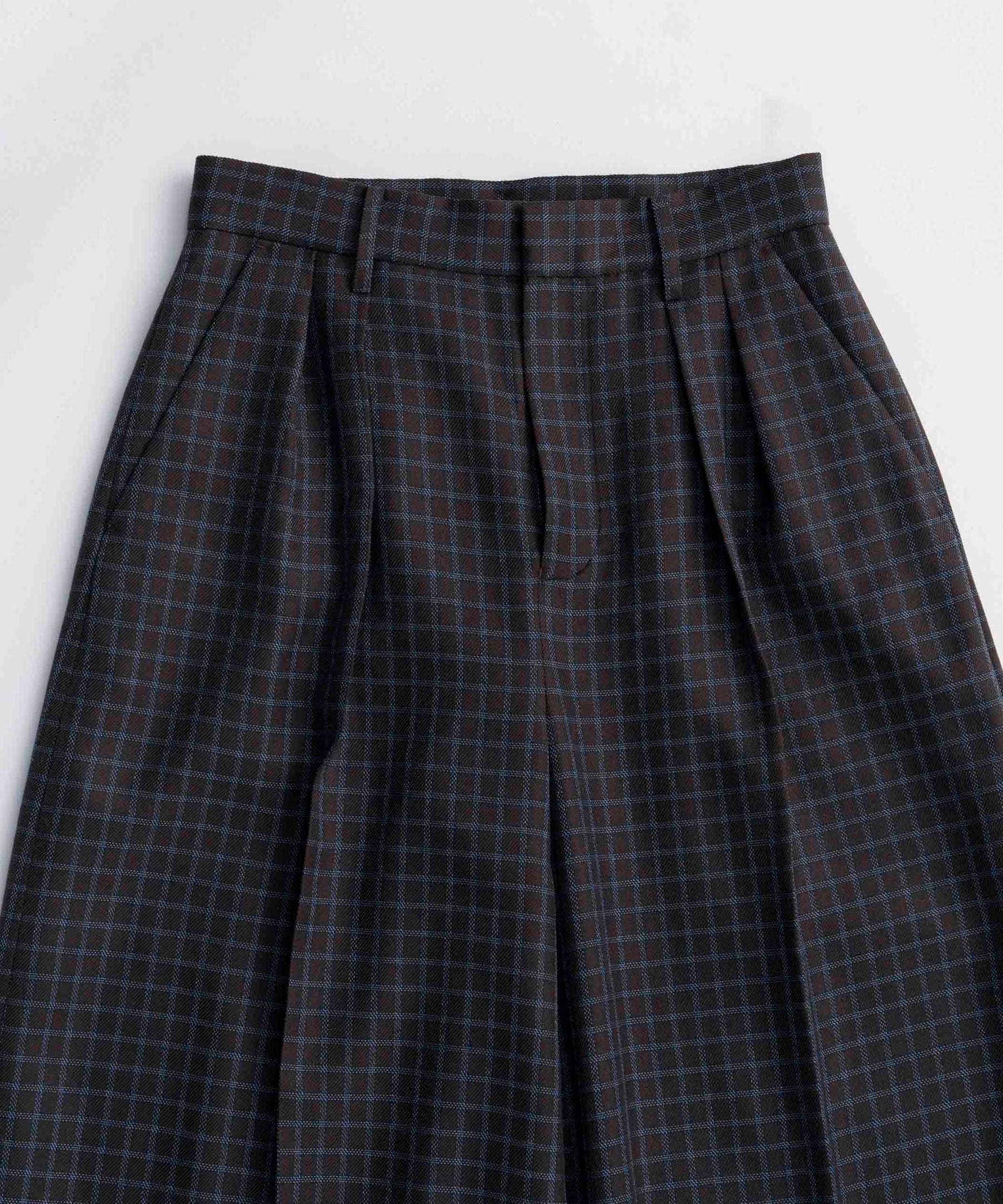 Two Tuck Curve Wide Tapered Pants