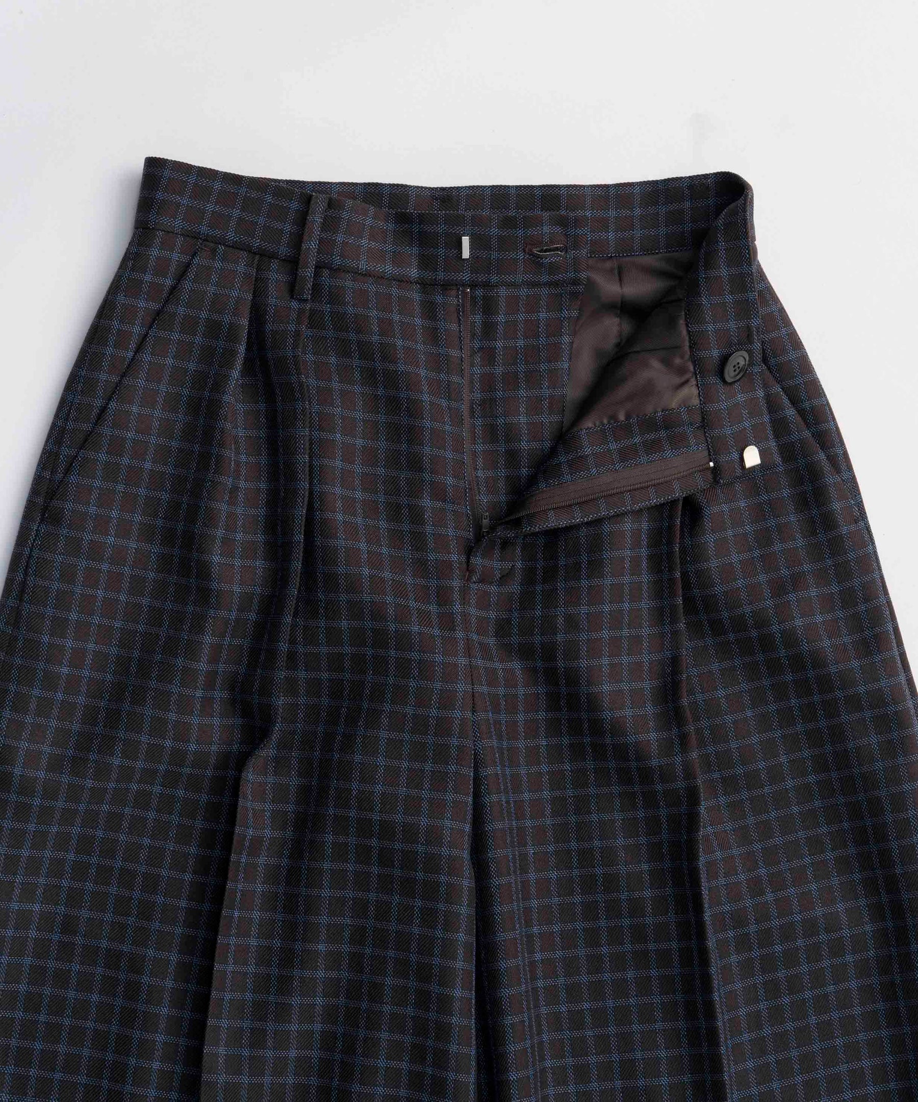 Two Tuck Curve Wide Tapered Pants