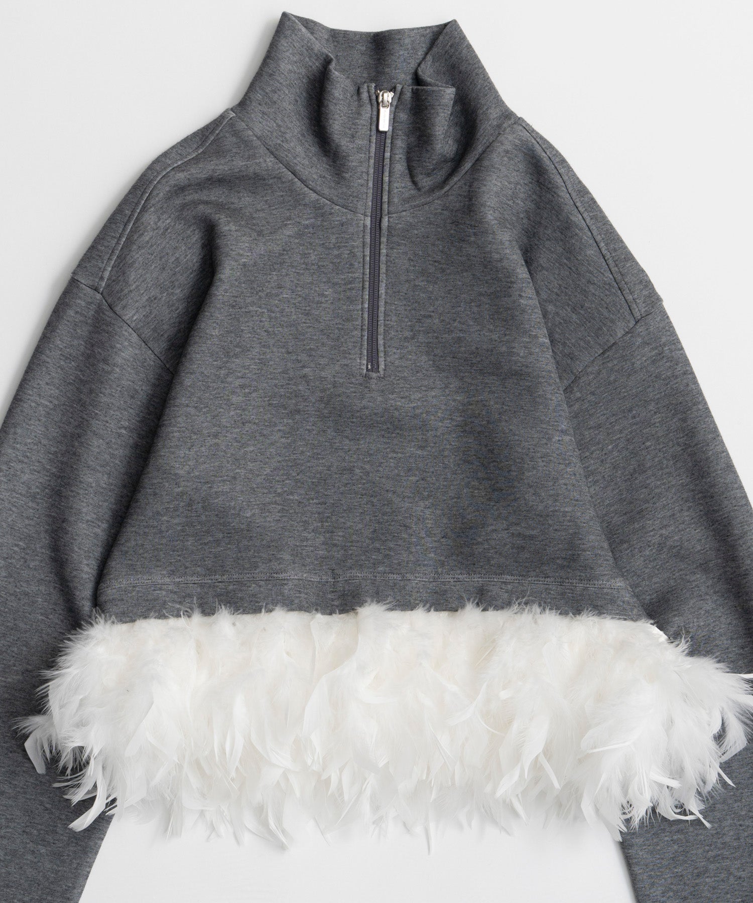 【26AUTUMN PRE-ORDER】Feather Hem Half-Zip Top