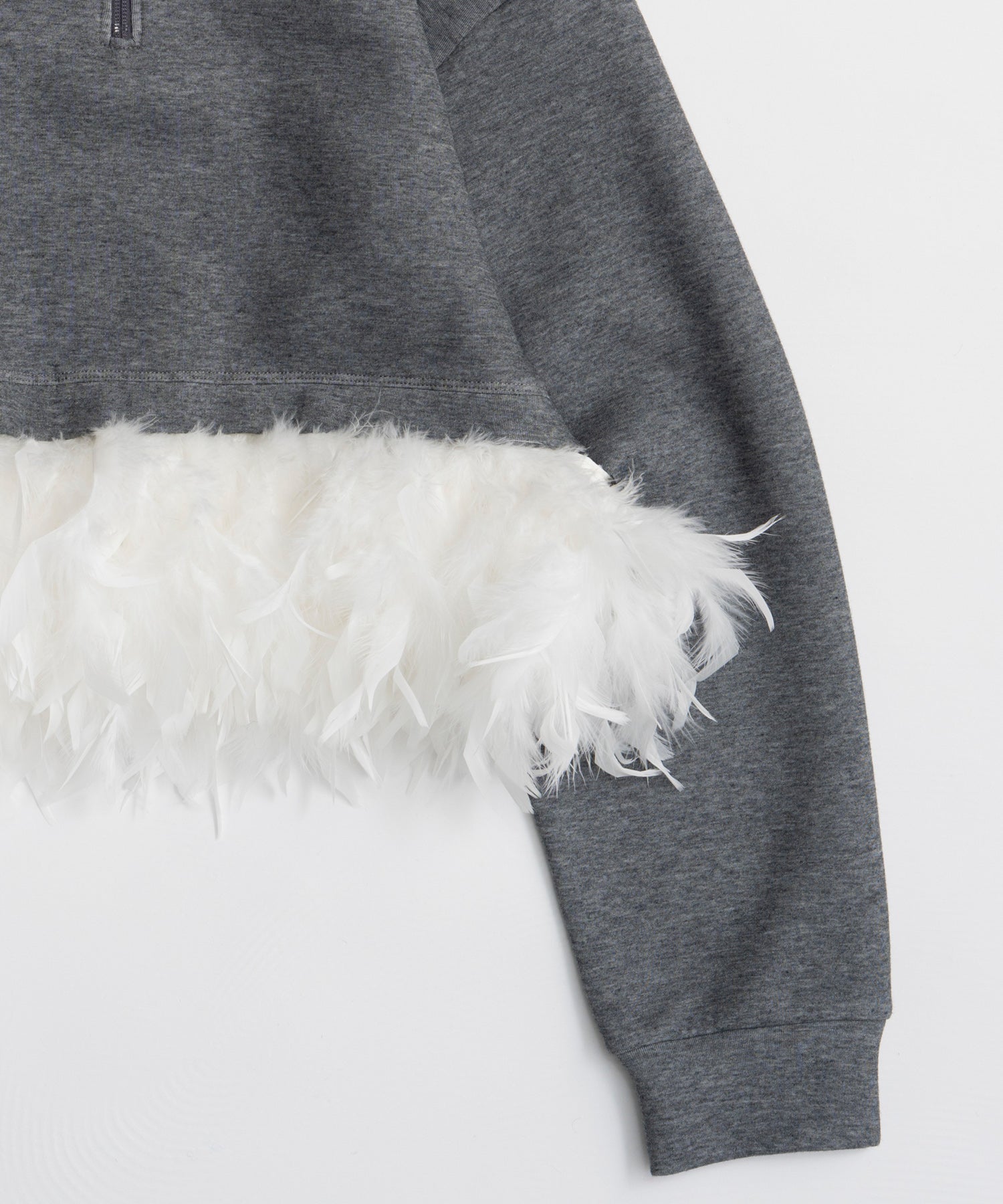 【26AUTUMN PRE-ORDER】Feather Hem Half-Zip Top