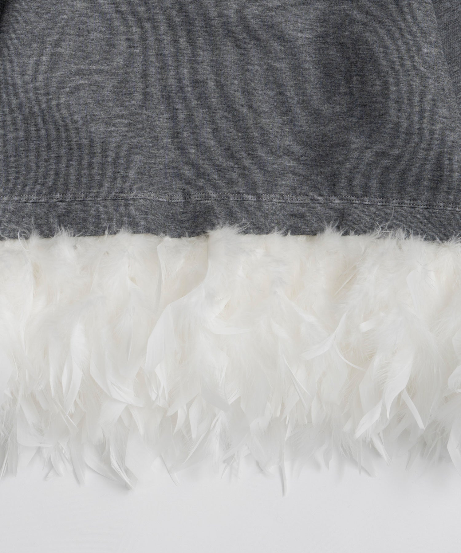 【26AUTUMN PRE-ORDER】Feather Hem Half-Zip Top