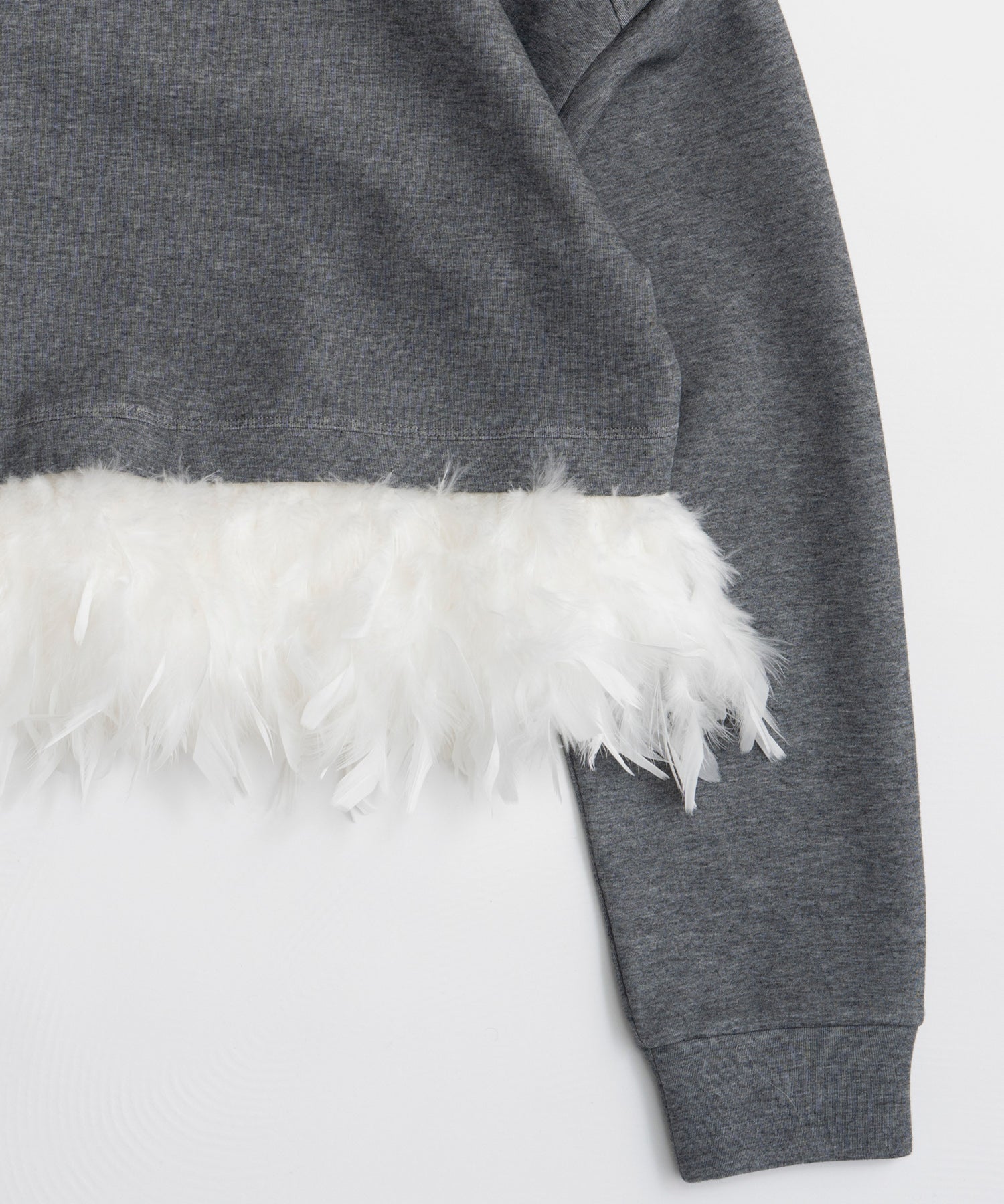【26AUTUMN PRE-ORDER】Feather Hem Half-Zip Top