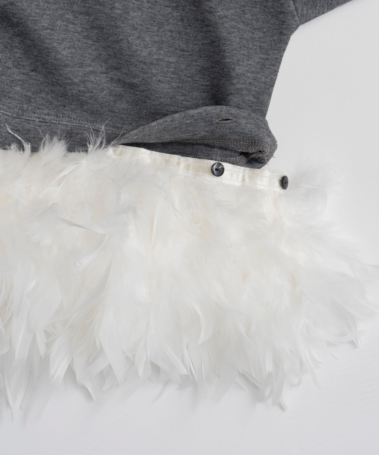 【26AUTUMN PRE-ORDER】Feather Hem Half-Zip Top