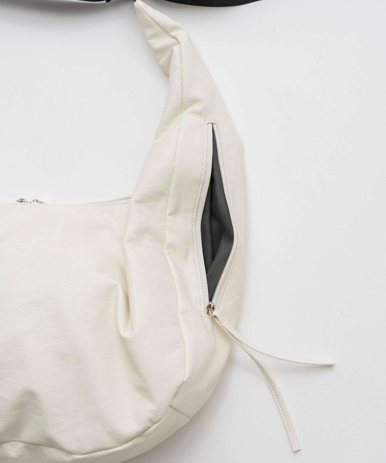 【26AUTUMN PRE-ORDER】Leather-Like Round Shoulder Bag
