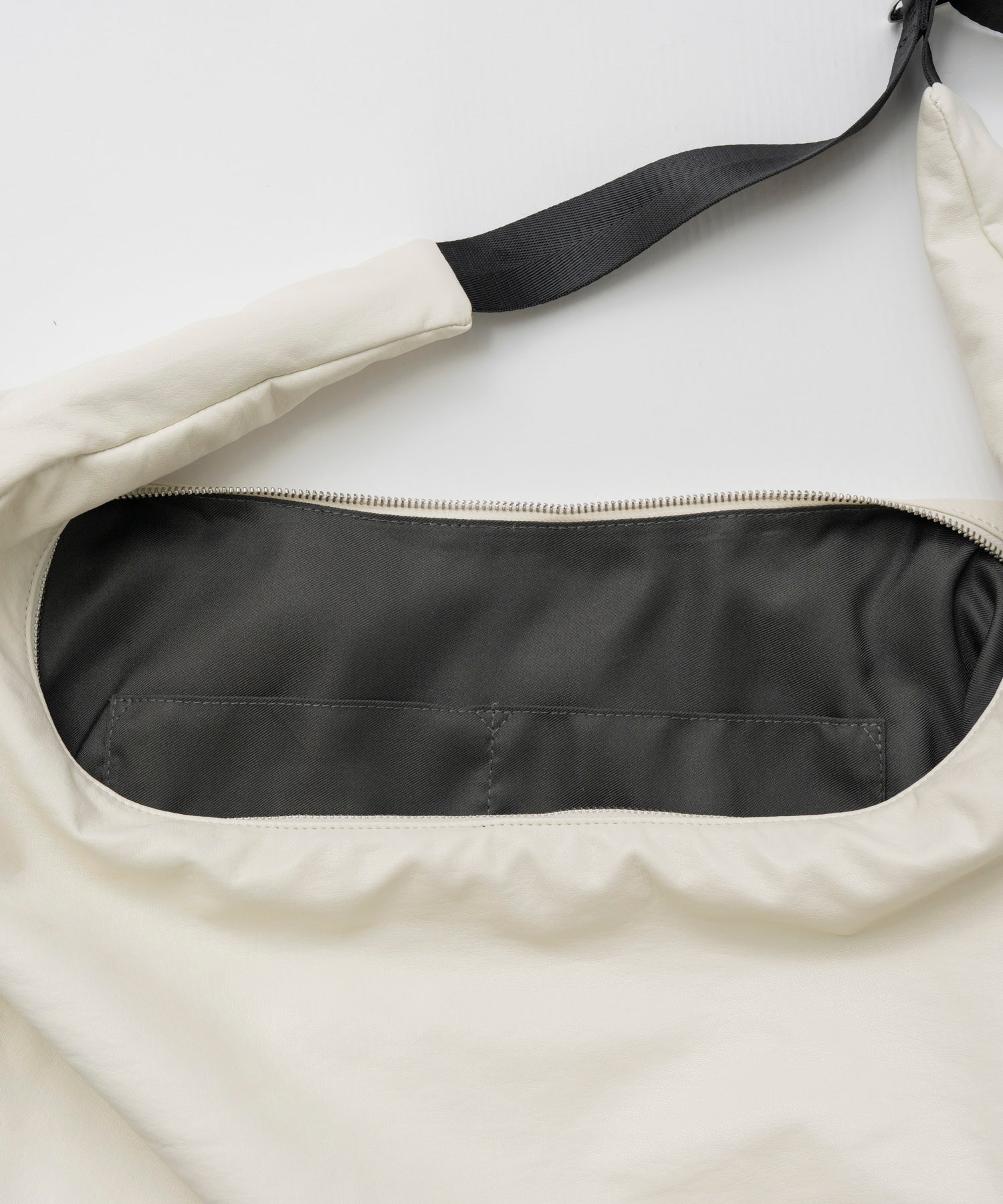 【26AUTUMN PRE-ORDER】Leather-Like Round Shoulder Bag