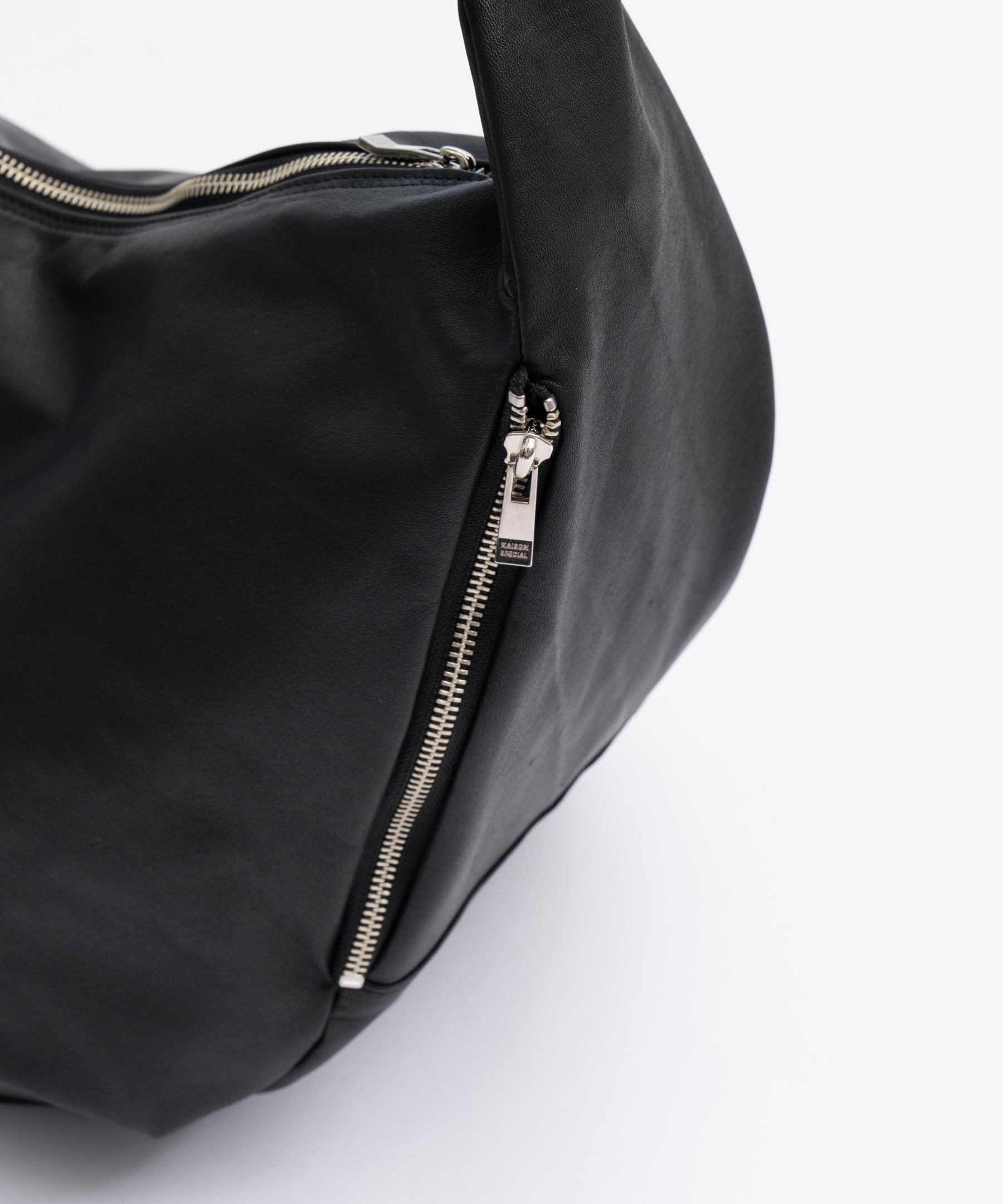 【23AW PRE-ORDER】Leather Shoulder “BANANA” Bag