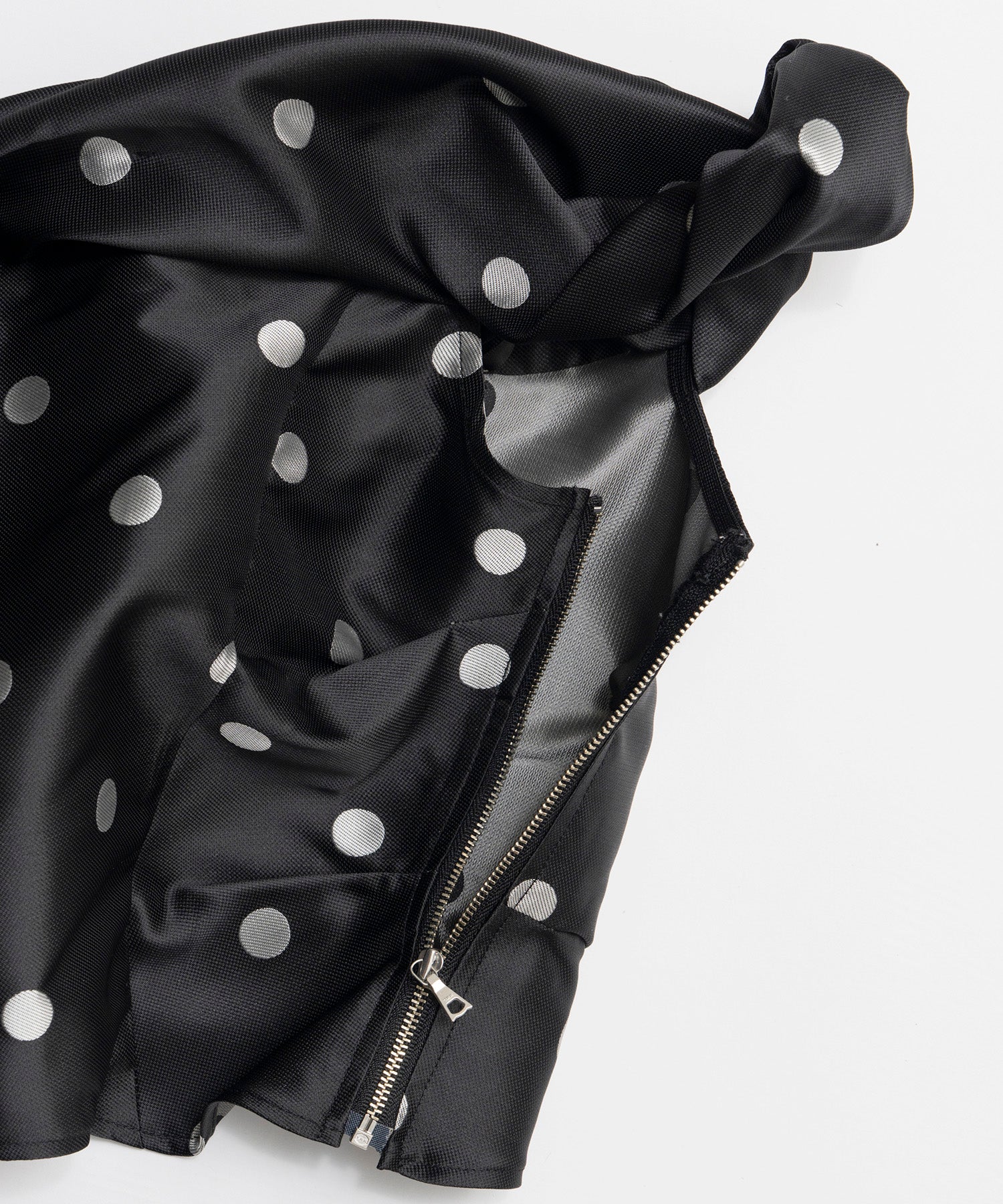 【26SPRING PRE-ORDER】Twist Off-Shoulder Blouse