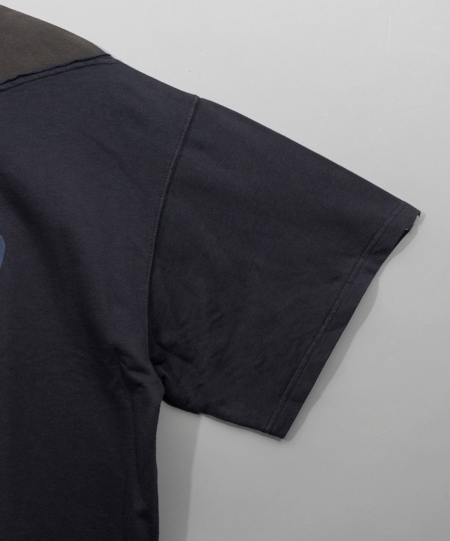 【24SS PRE-ORDER】Wave Cut Docking Logo Print Prime-Over Crew Neck T-shirt