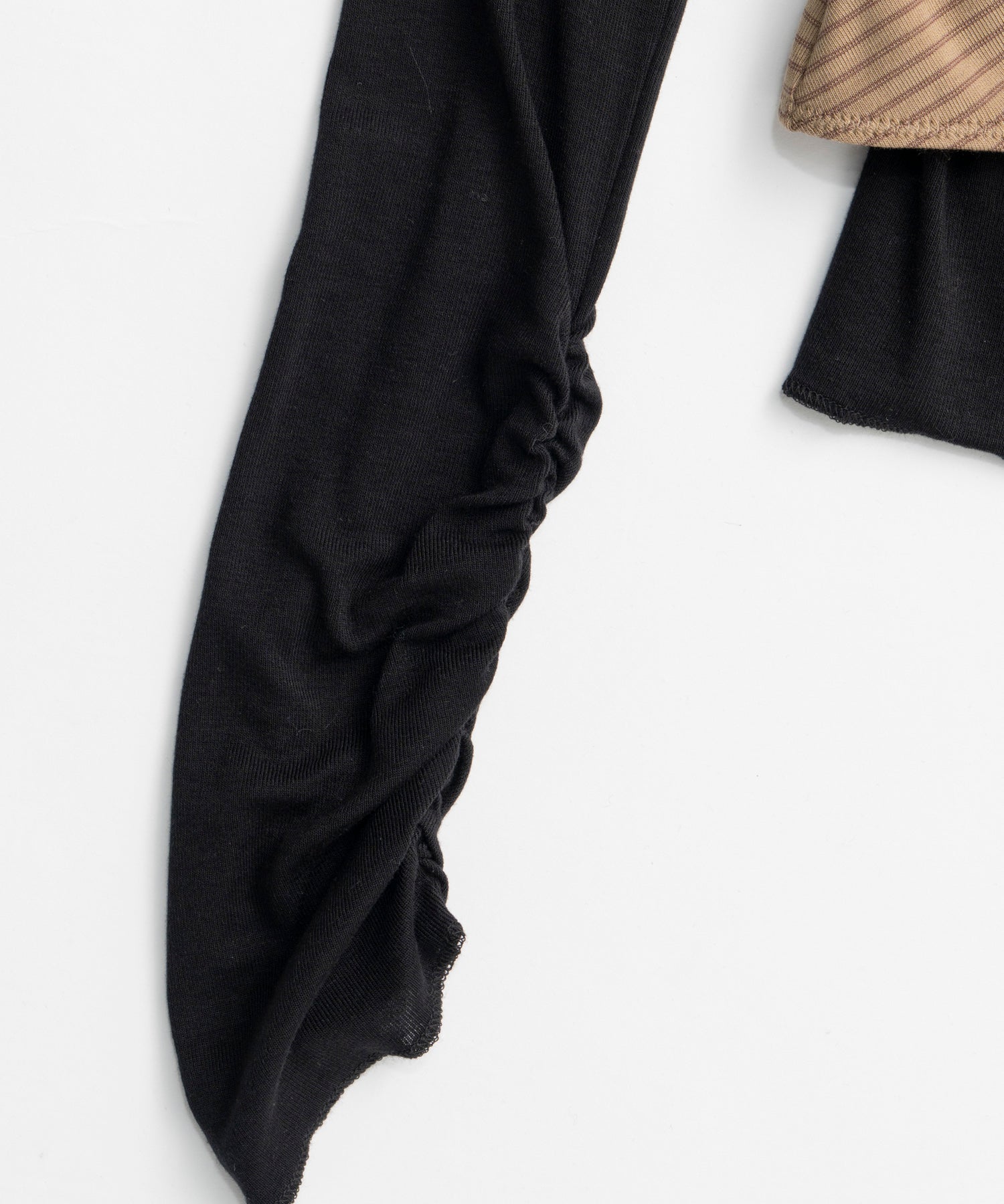 【26AUTUMN PRE-ORDER】Border Halter Layered Off-Shoulder Top