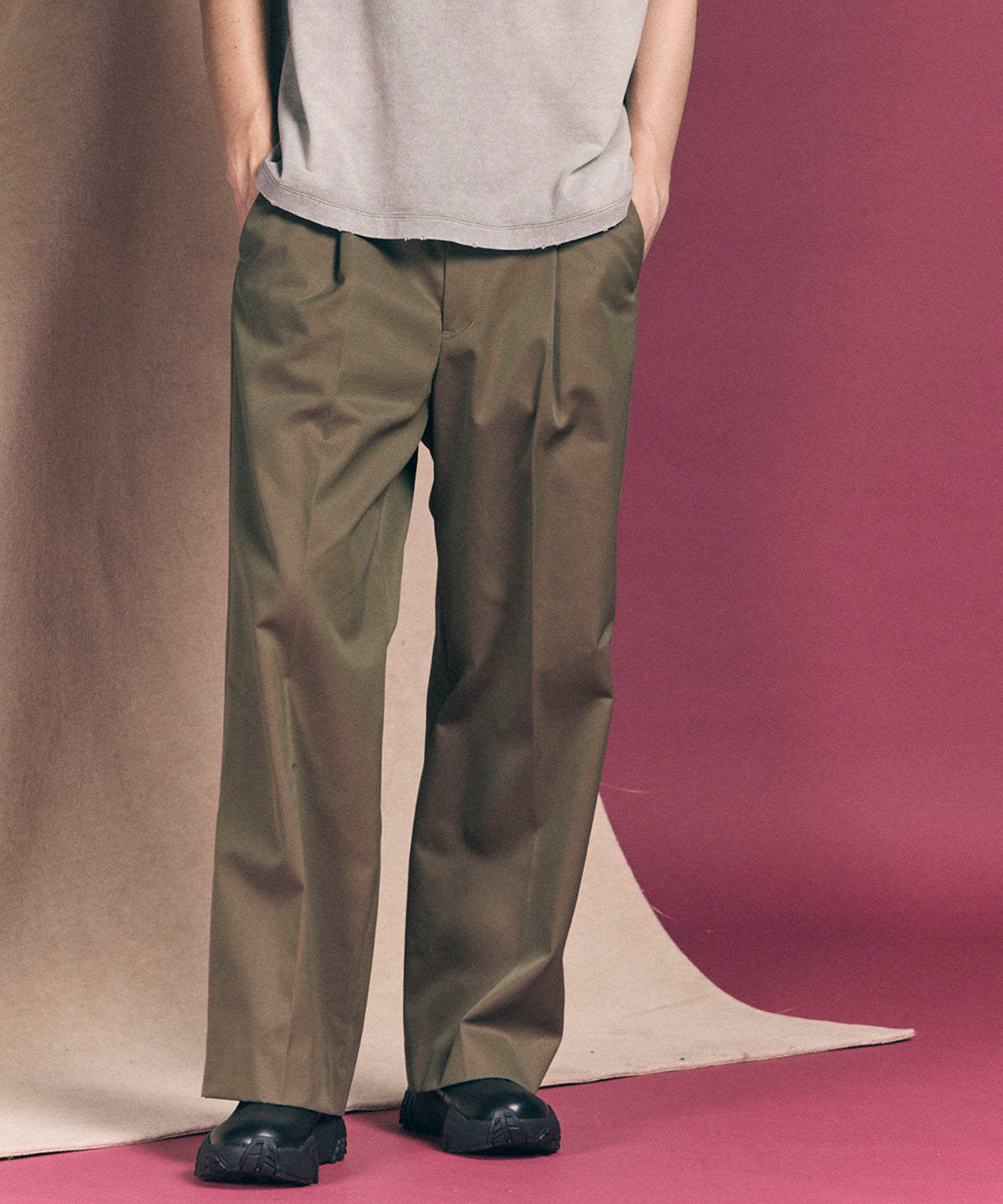 120/2/2/2/2/2/SUVIN COTTON GABARDINE PRIME-WIDE ONE TUCK PANTS