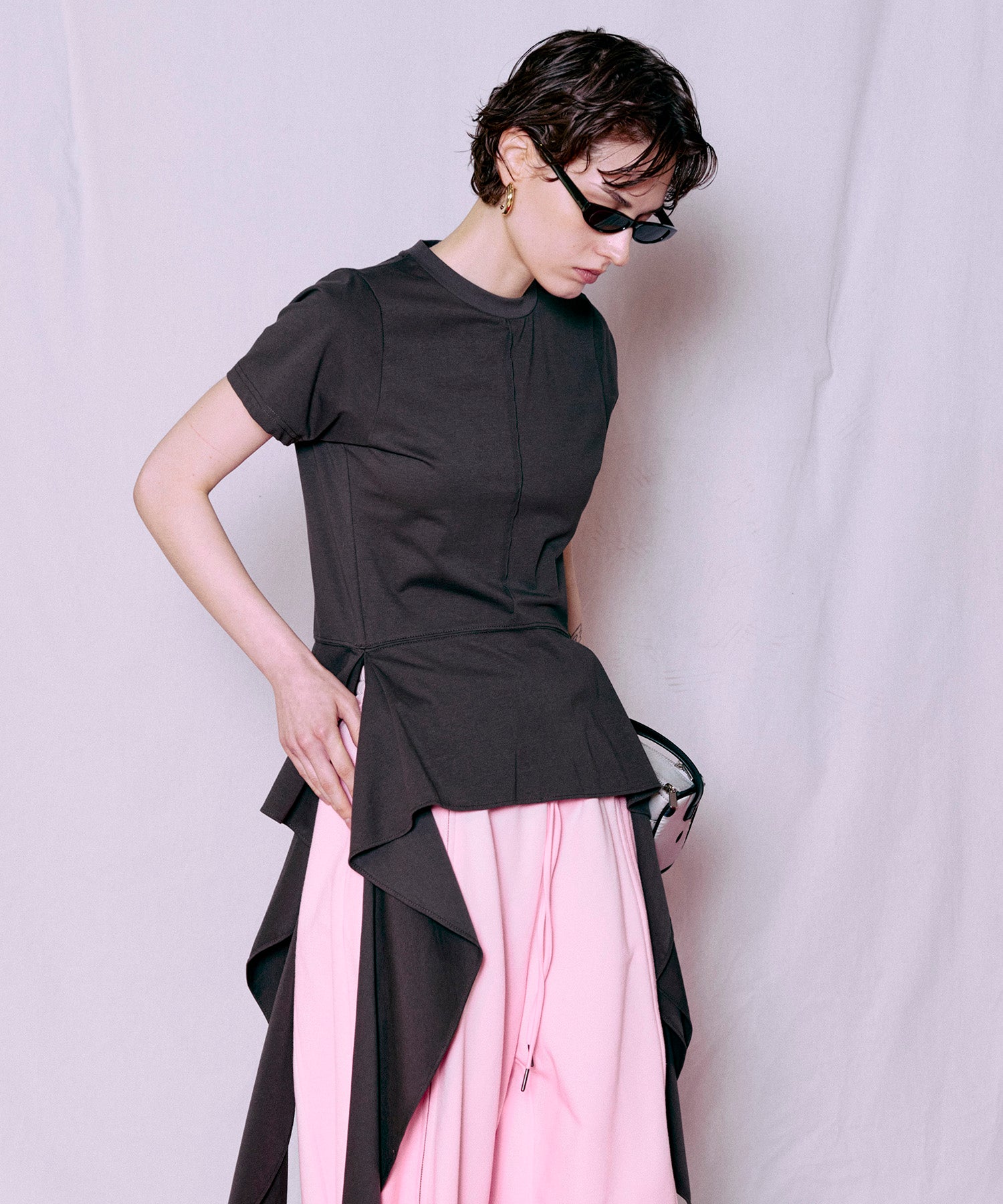 荷叶边下摆 T 恤