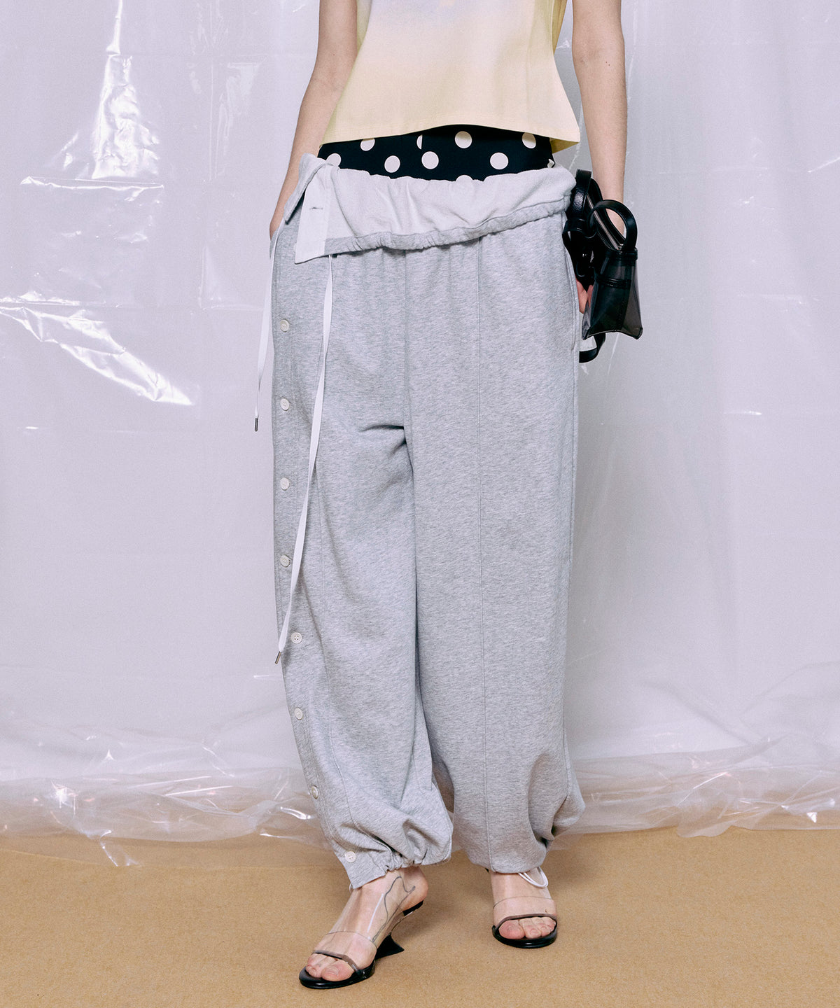 纽扣开衩翻折运动裤