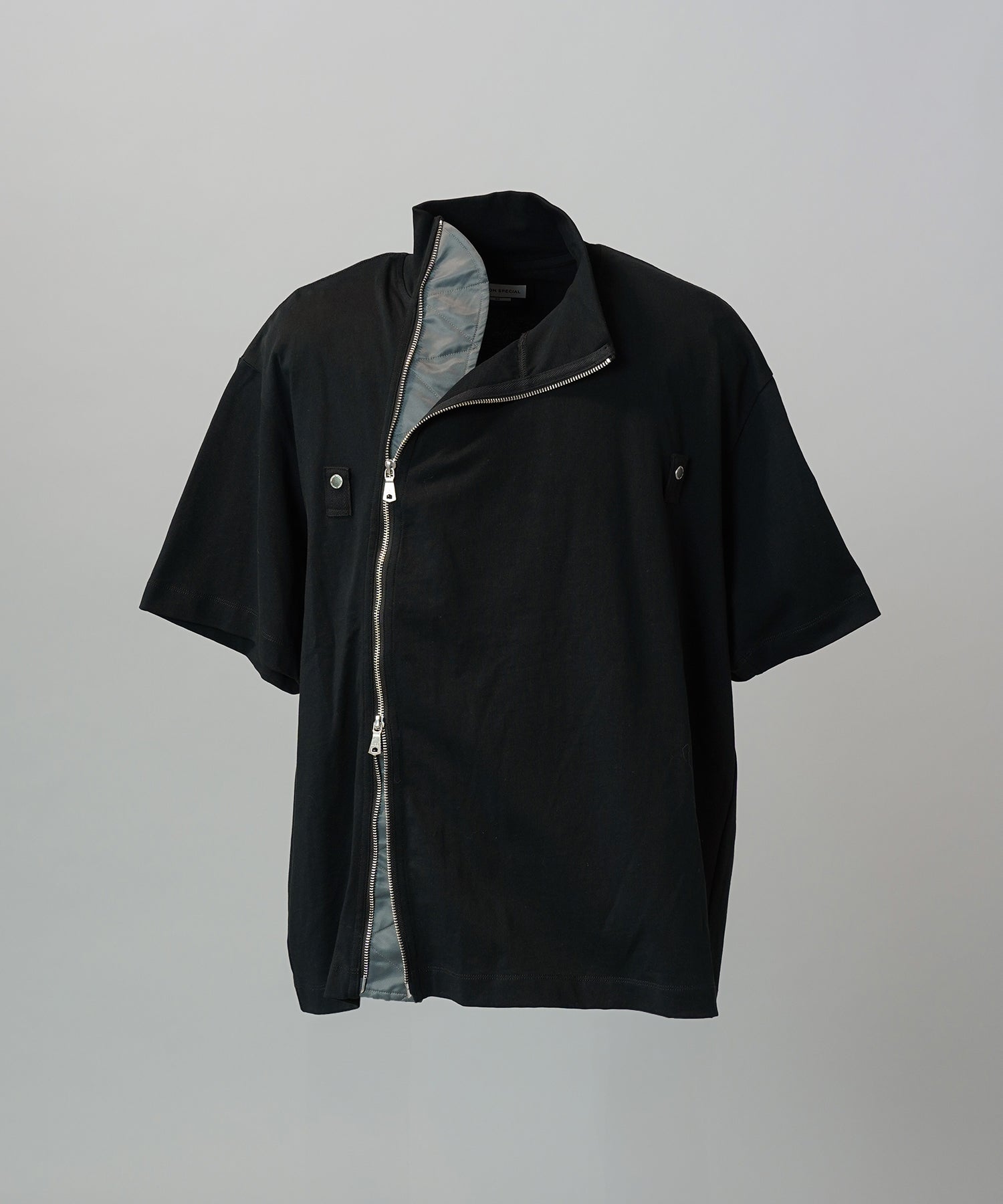 【26SS PRE-ORDER】Asymmetrical Front Zip High Neck Prime-Over High Neck Short Sleeve T-Shirt