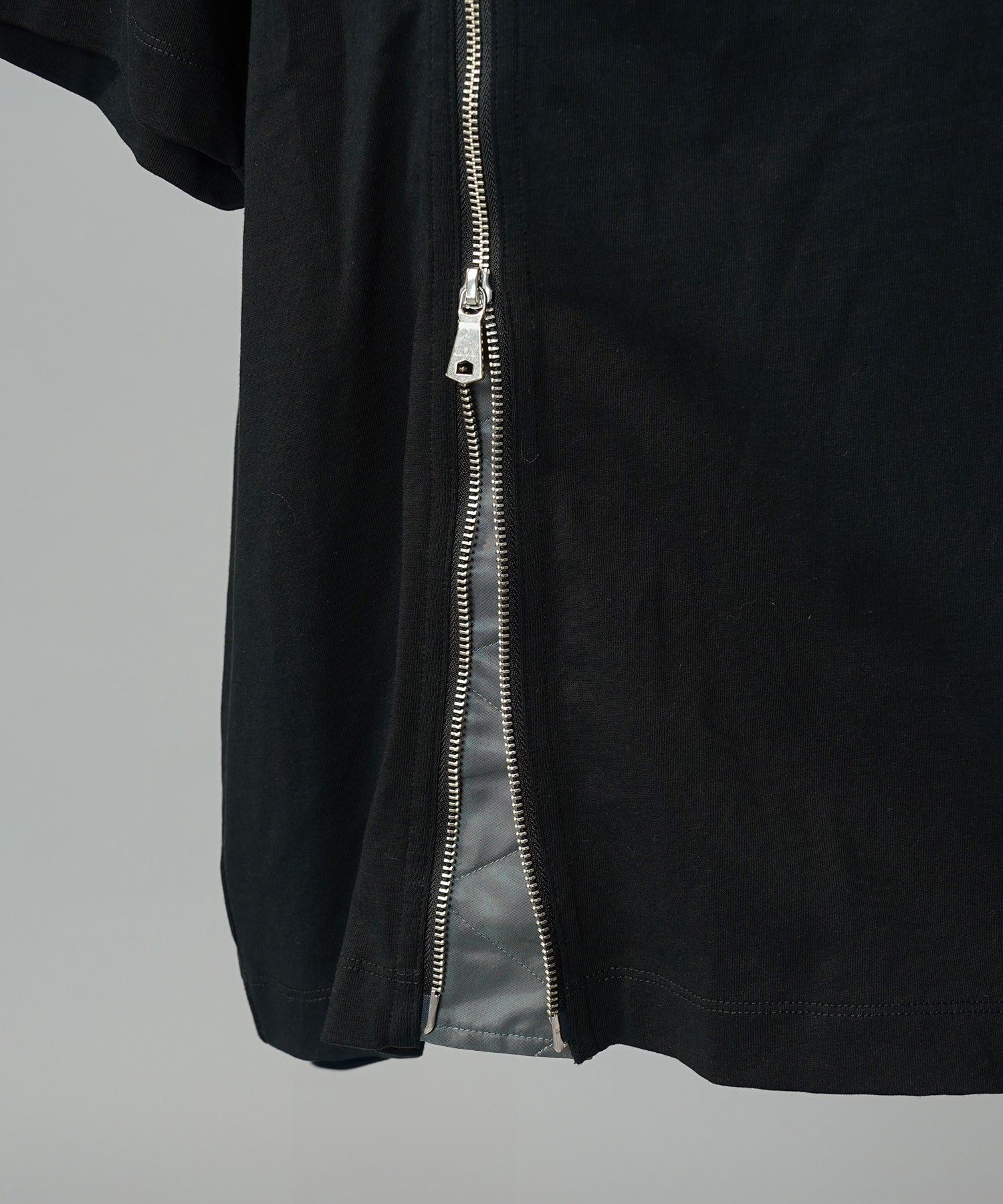 【26SS PRE-ORDER】Asymmetrical Front Zip High Neck Prime-Over High Neck Short Sleeve T-Shirt