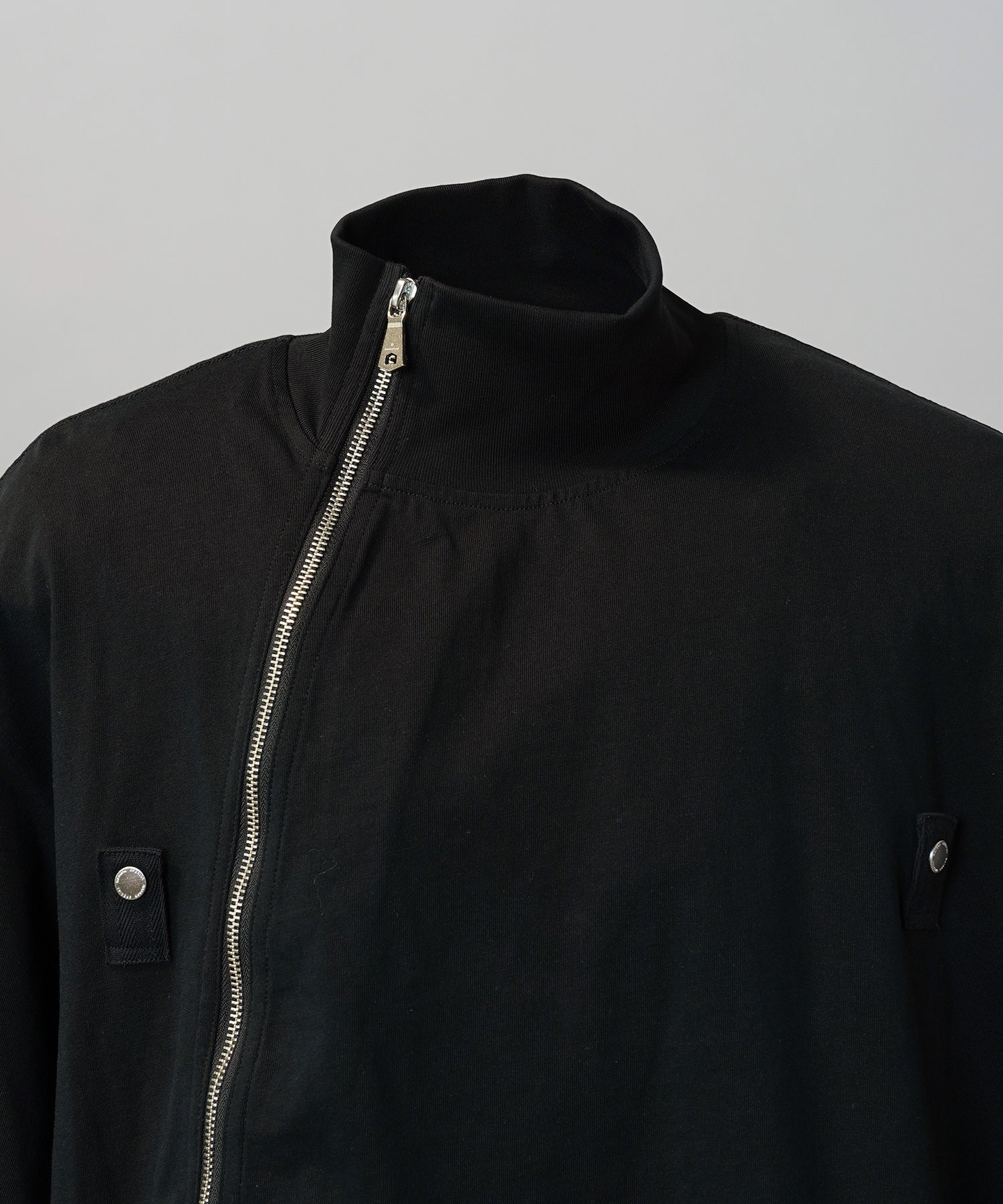 【26SS PRE-ORDER】Asymmetrical Front Zip High Neck Prime-Over High Neck Short Sleeve T-Shirt
