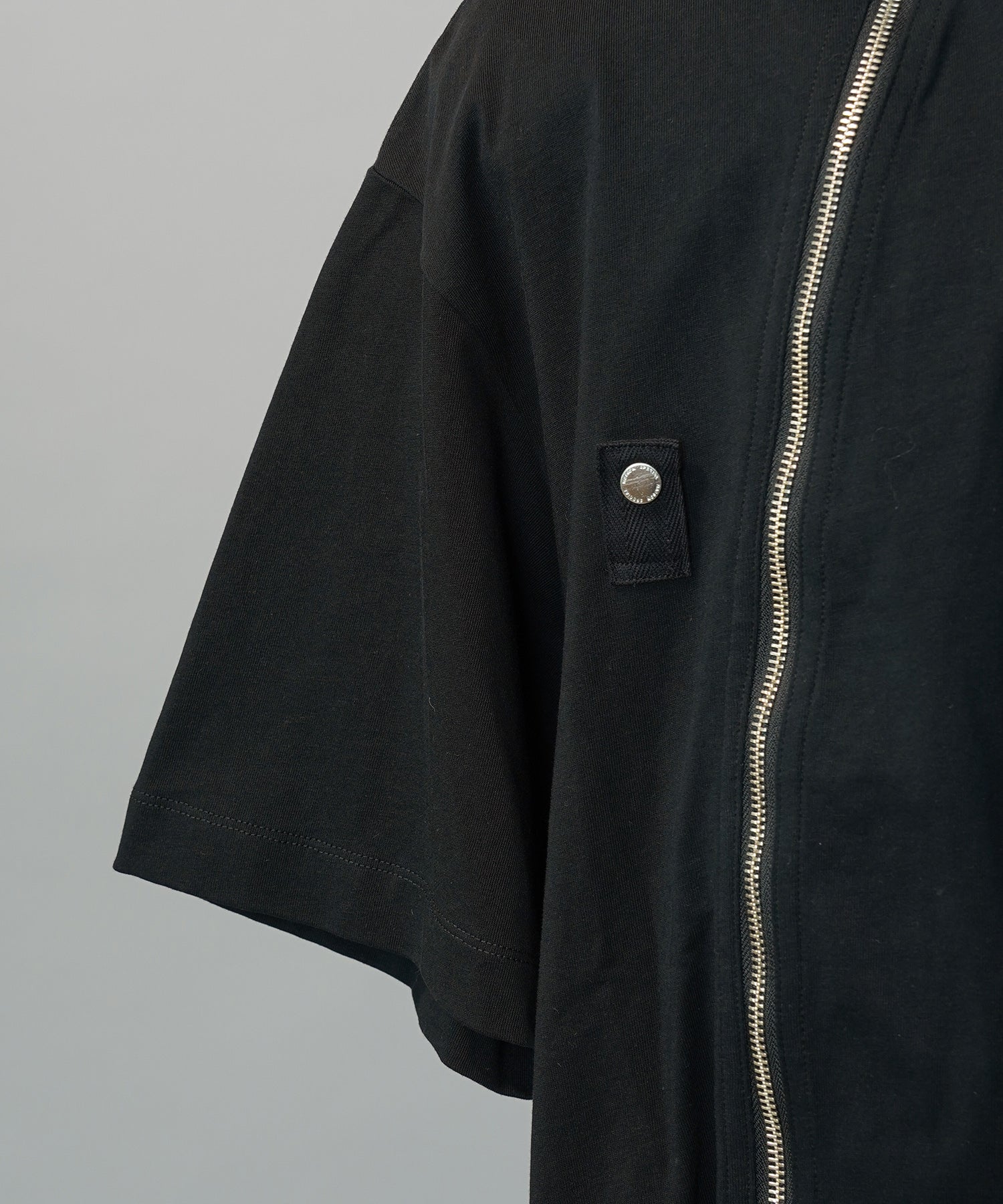 【26SS PRE-ORDER】Asymmetrical Front Zip High Neck Prime-Over High Neck Short Sleeve T-Shirt