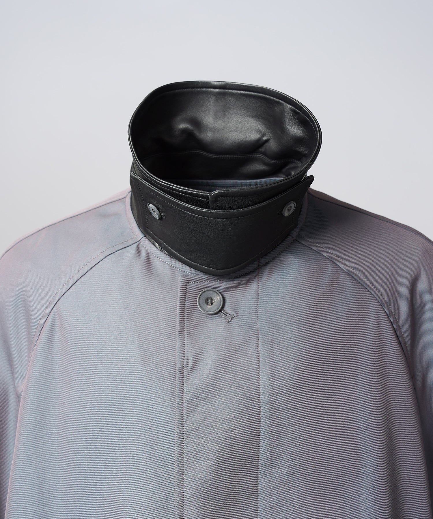 【26AW PRE-ORDER】120/2/2 Suvin Cotton Gabardine Prime-Over Leather Collar Balmacaan Coat