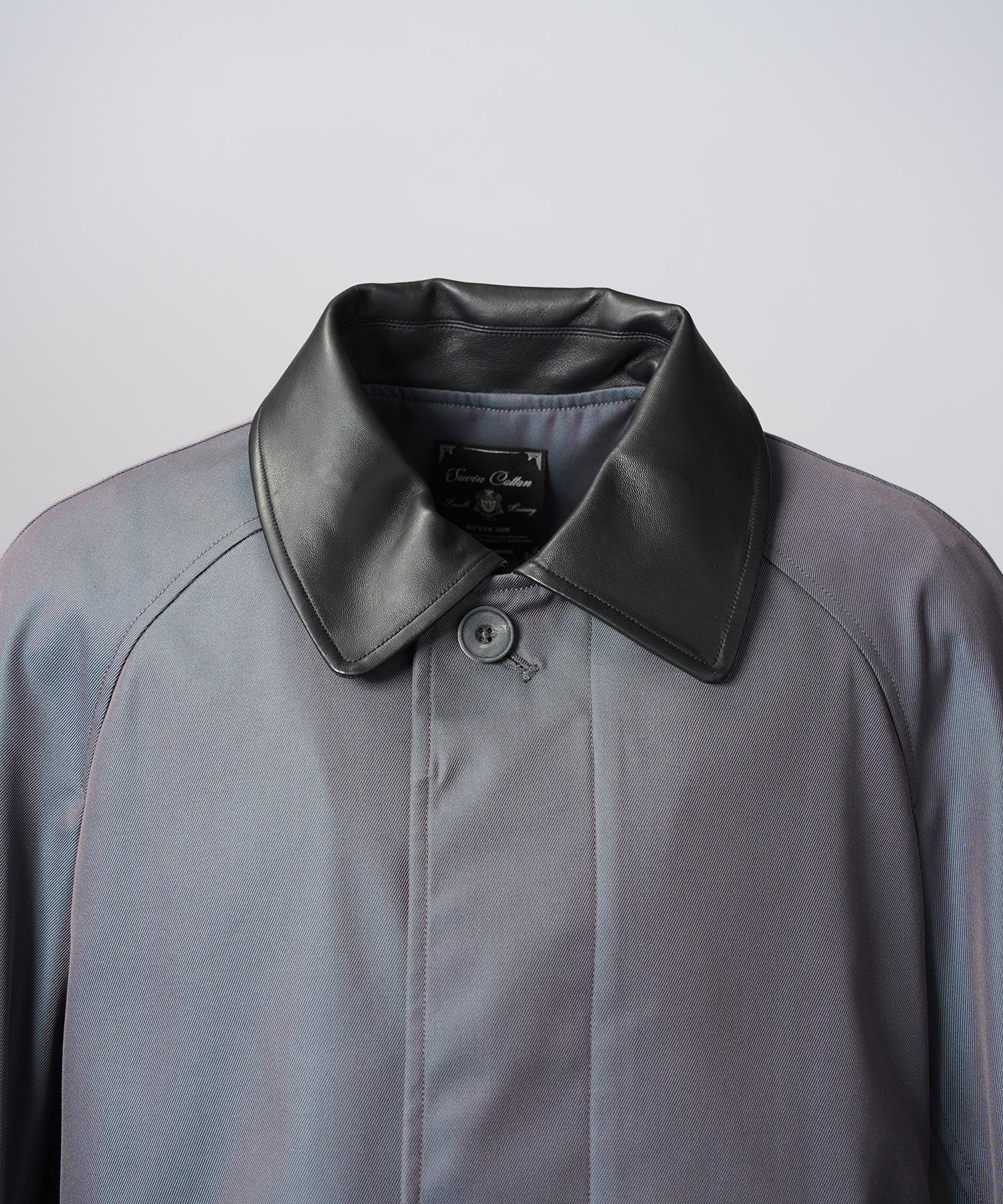 【26AW PRE-ORDER】120/2/2 Suvin Cotton Gabardine Prime-Over Leather Collar Balmacaan Coat