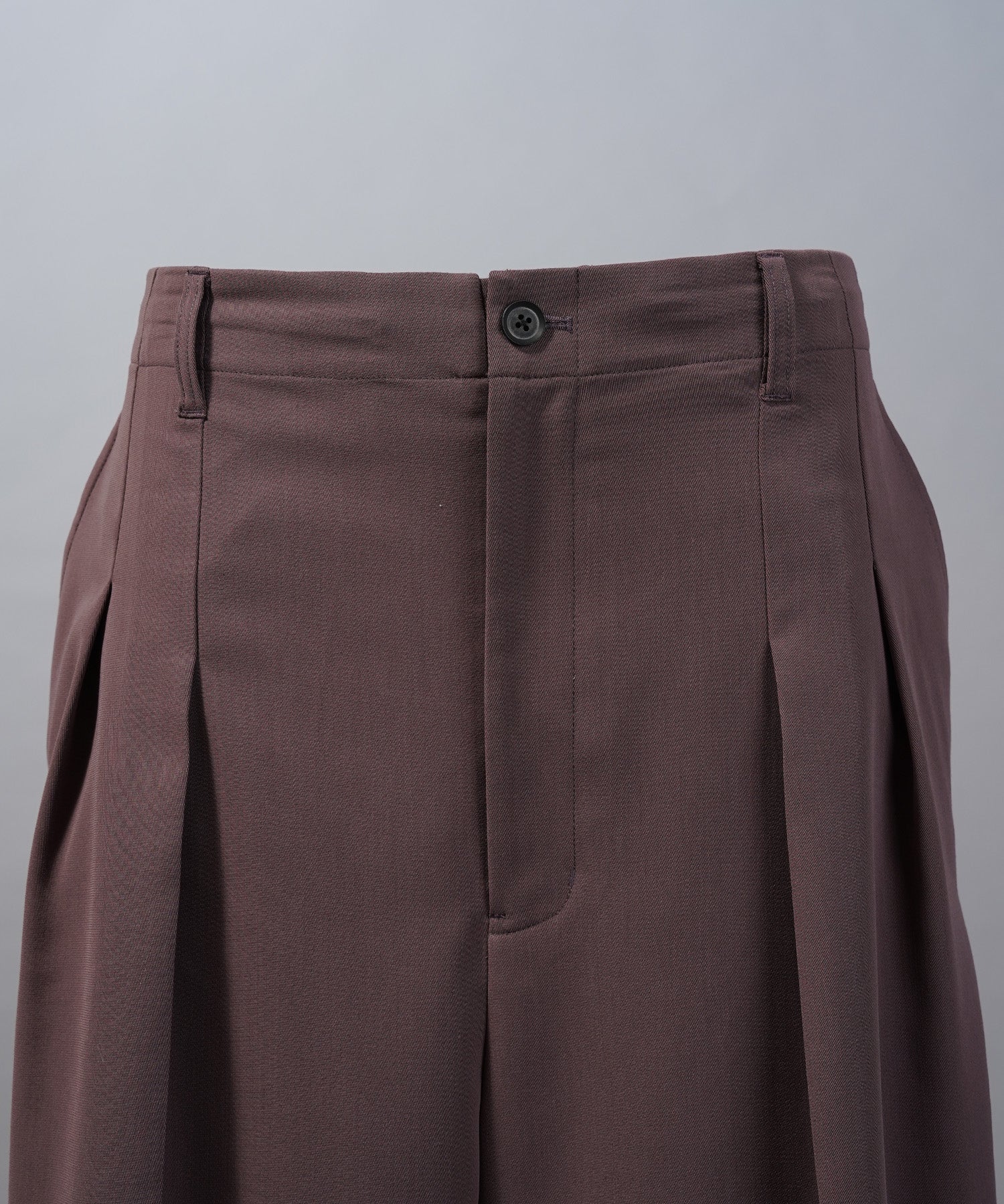 【26SS PRE-ORDER】Crispy Cross Calze Two-tuck Prime-Wide Slacks