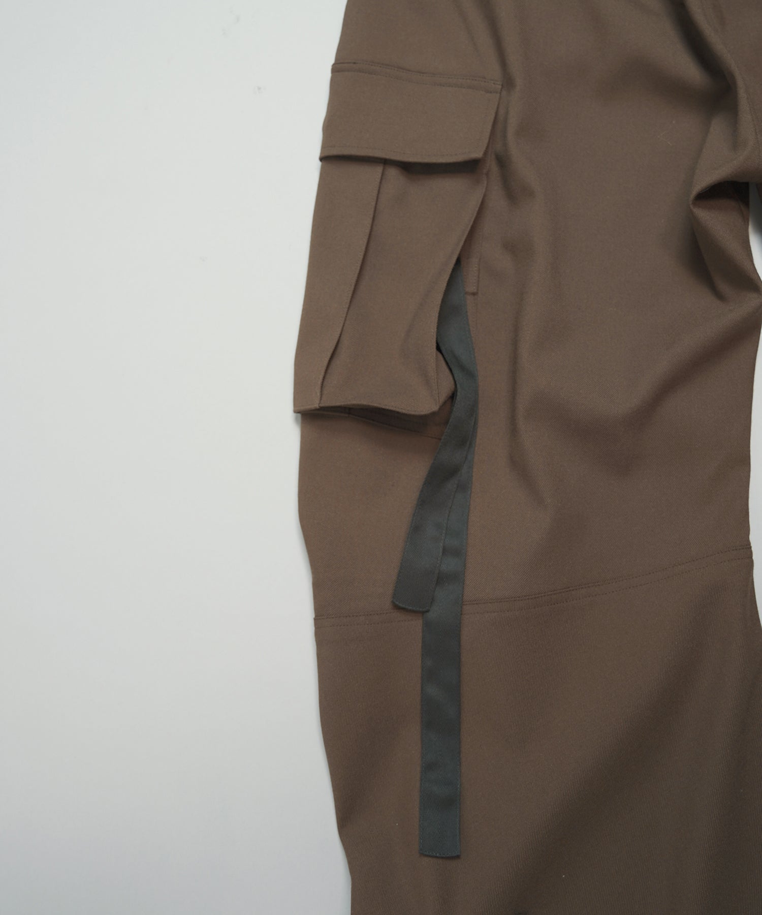 【26AW PRE-ORDER】Banana Curve Silhouette Prime-Wide Cargo Trousers