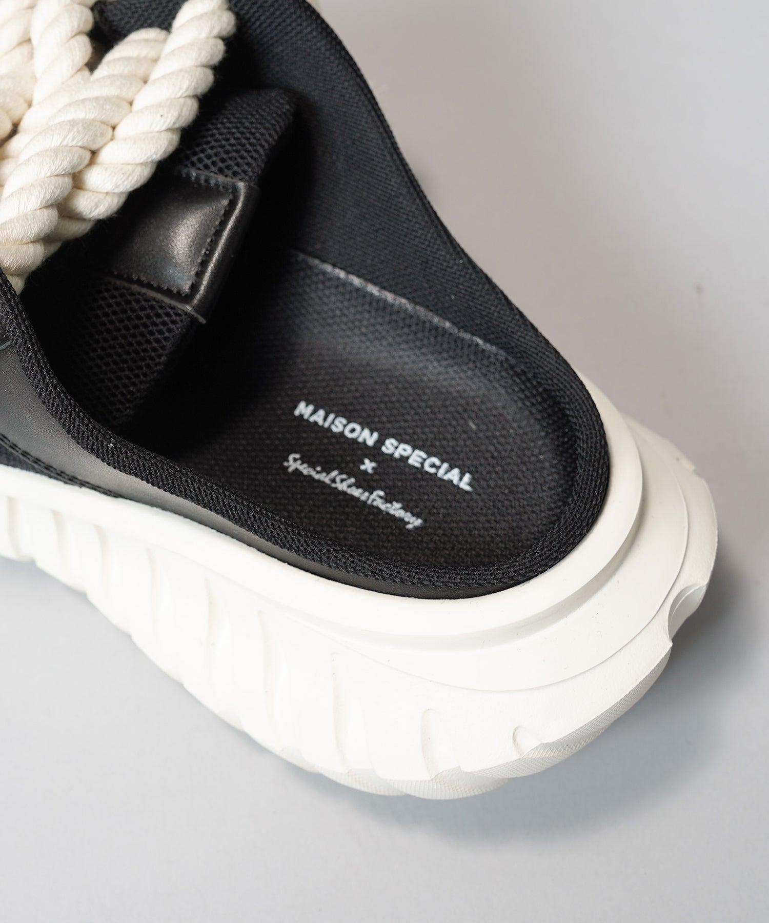 [SPECIAL SHOES FACTORY COLLABORATION] Plain Toe With Open Lacing Flat Slip-ons