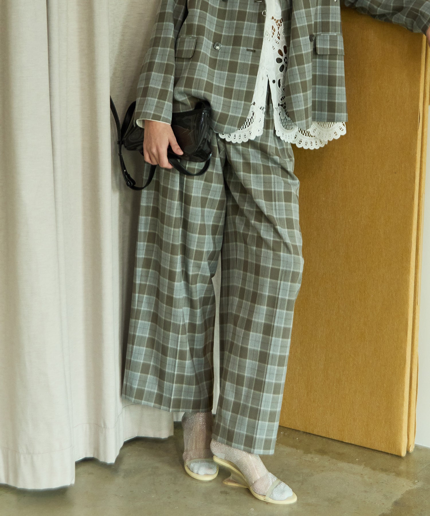 Two Tuck Curve Wide Tapered Pants