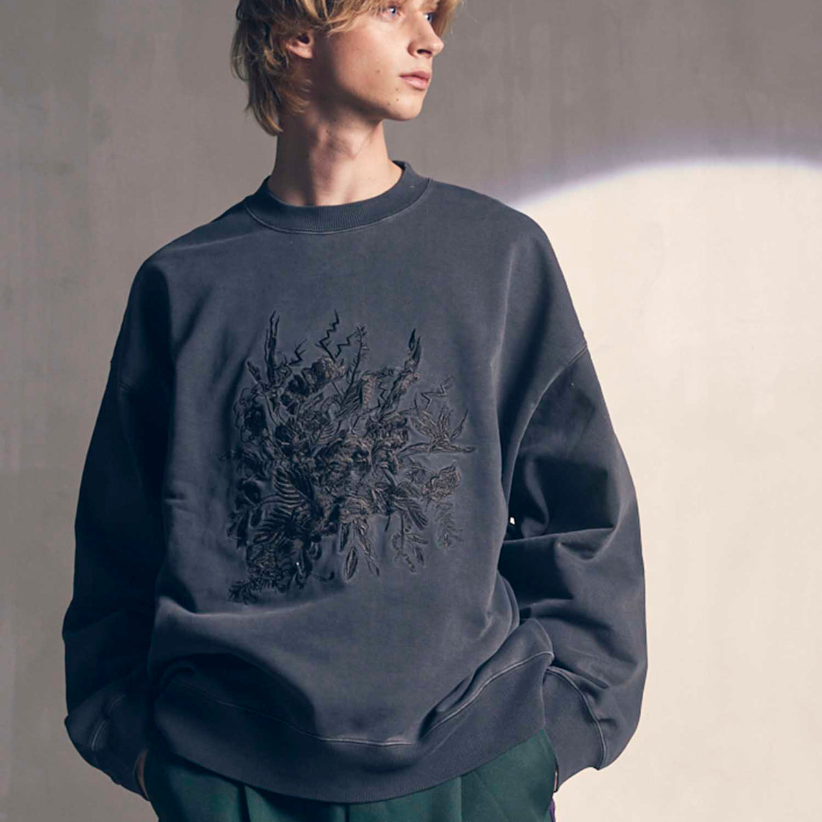 Flower Embroidery Heavy-Weight Pigment Sweat Prime-Over Crew Neck Pull