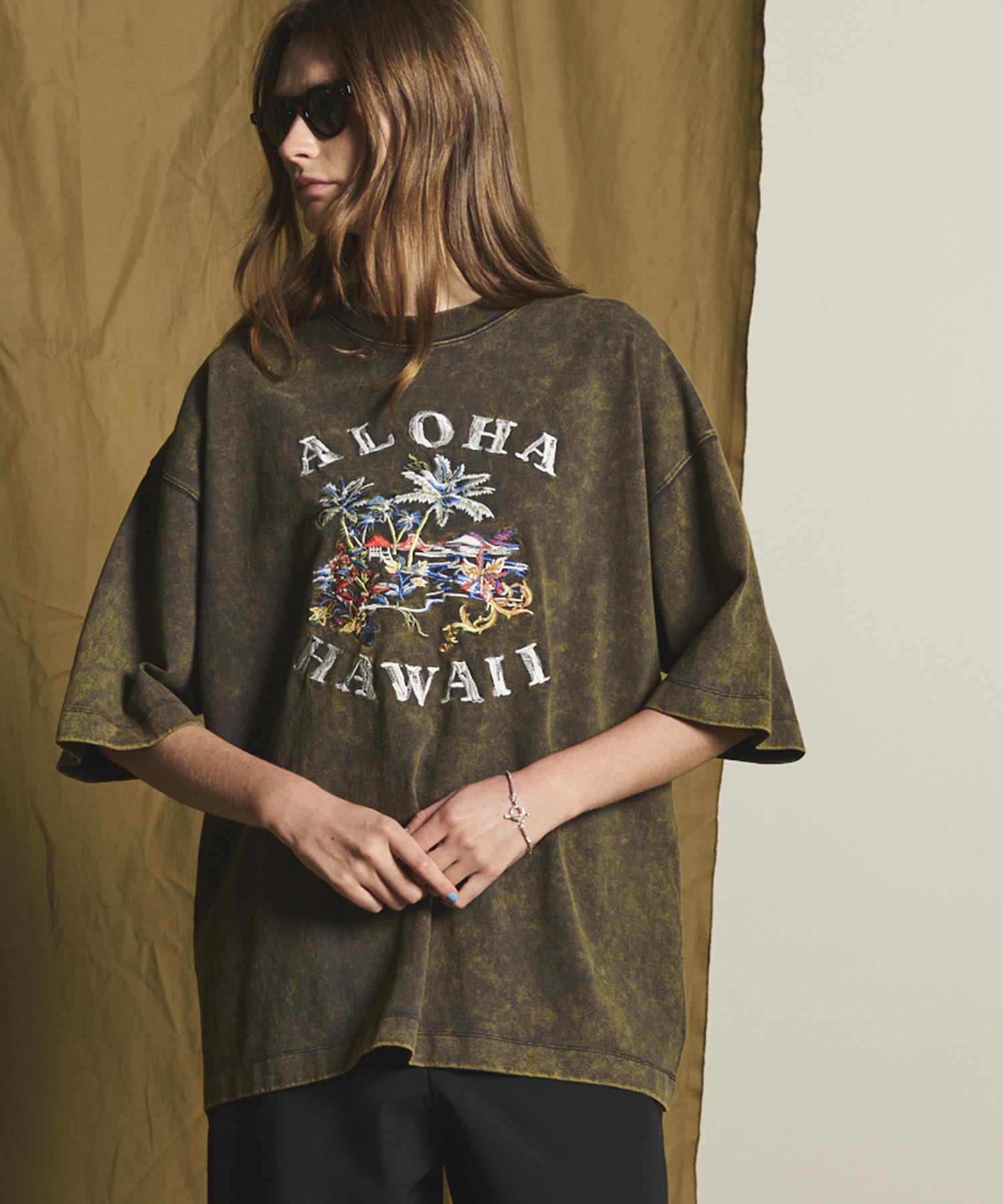 「ALOHA」Embroidery Powder Bleach Prime-Over Crew Neck T-Shirt